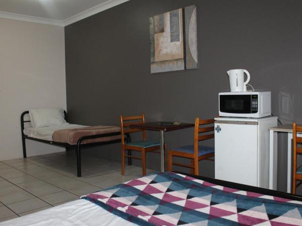 Bohemia Resort Cairns : photo 4 de la chambre chambre triple avec salle de bains commune