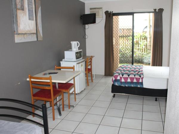 Bohemia Resort Cairns : photo 3 de la chambre chambre triple avec salle de bains commune