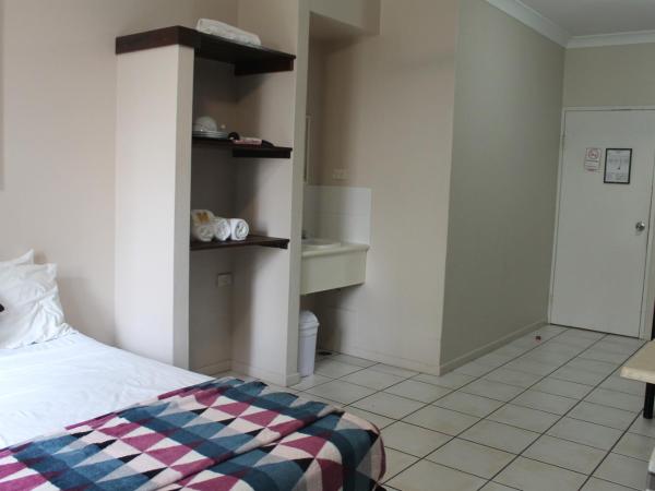 Bohemia Resort Cairns : photo 1 de la chambre chambre triple avec salle de bains commune
