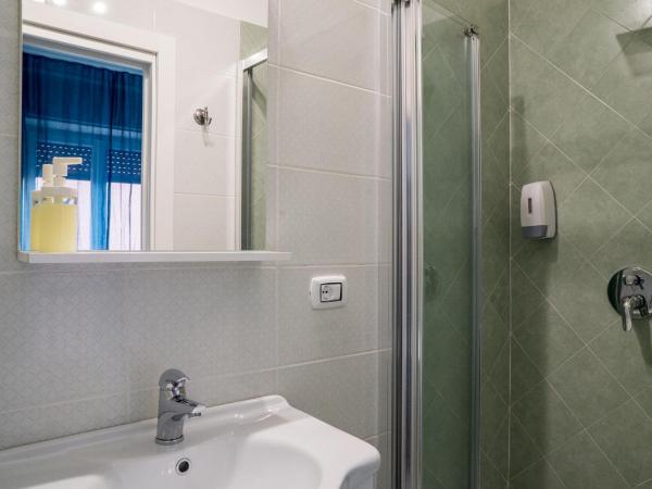 B&B Posidonia Salerno : photo 7 de la chambre chambre double avec salle de bains privative