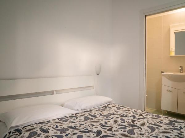 B&B Posidonia Salerno : photo 9 de la chambre chambre double avec salle de bains privative