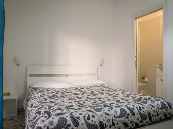 B&B Posidonia Salerno : photo 10 de la chambre chambre double avec salle de bains privative