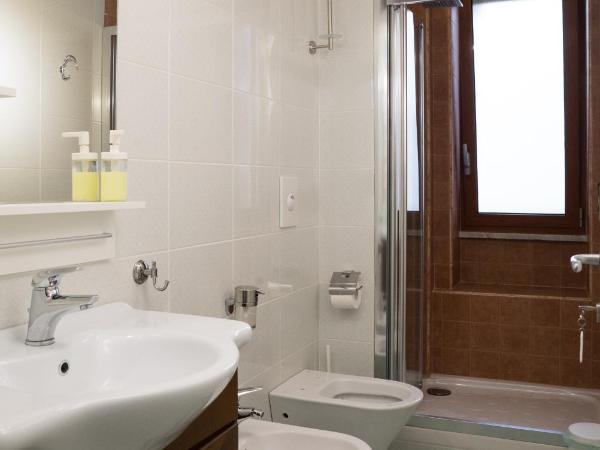 B&B Posidonia Salerno : photo 1 de la chambre chambre quadruple avec salle de bains privative séparée