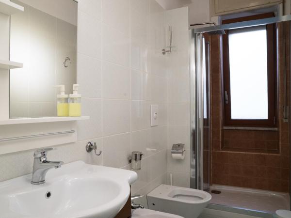 B&B Posidonia Salerno : photo 3 de la chambre chambre quadruple avec salle de bains privative séparée