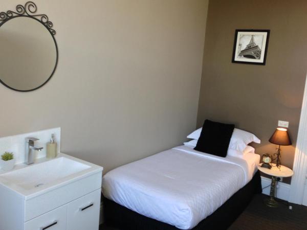 Centennial Inn on Bathurst : photo 2 de la chambre chambre simple