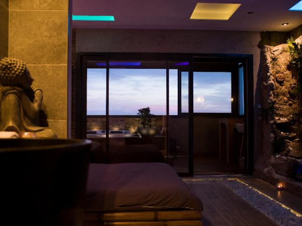 B&B Villa sensorielle : photo 10 de la chambre suite avec jacuzzi