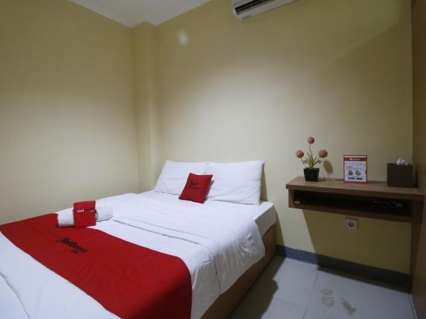 RedDoorz near ITC Cempaka Mas : photo 5 de la chambre chambre double