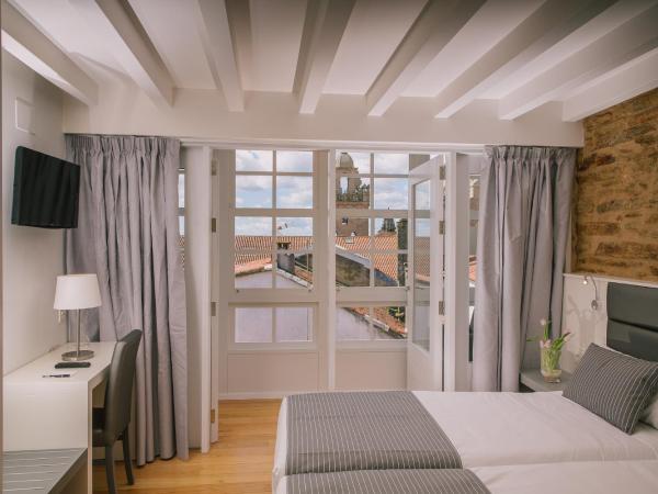 Os Sobriños Do Pai : photo 4 de la chambre chambre double ou lits jumeaux - vue sur ville