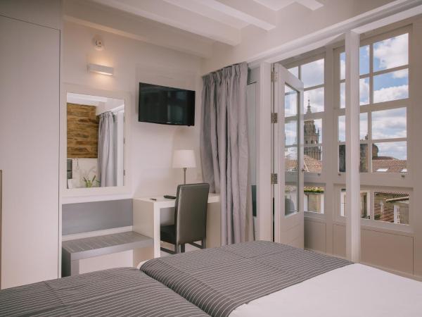 Os Sobriños Do Pai : photo 3 de la chambre chambre double ou lits jumeaux - vue sur ville