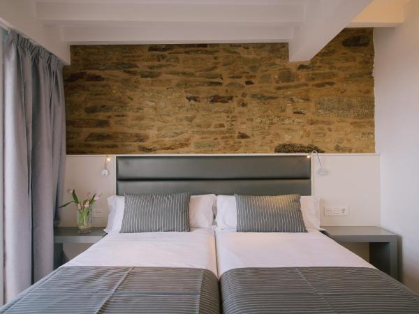 Os Sobriños Do Pai : photo 1 de la chambre chambre double ou lits jumeaux - vue sur ville