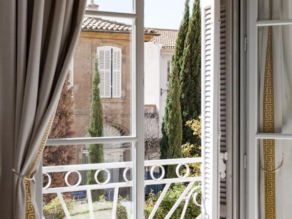 Maison Du Collectionneur : photo 2 de la chambre chambre double deluxe avec baignoire