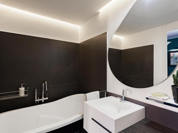 Maison Du Collectionneur : photo 9 de la chambre chambre double deluxe avec baignoire