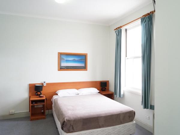 Hurstville Ritz Hotel : photo 4 de la chambre chambre familiale avec salle de bains privative