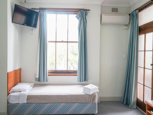 Hurstville Ritz Hotel : photo 6 de la chambre chambre triple avec salle de bains privative