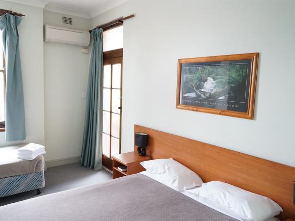 Hurstville Ritz Hotel : photo 3 de la chambre chambre triple avec salle de bains privative