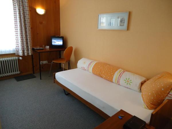 Hotel Tschuggen : photo 1 de la chambre chambre simple avec salle de bains commune