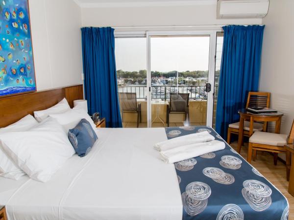 Cullen Bay Resorts : photo 1 de la chambre standard hotel room with water views includes free parking & wifi