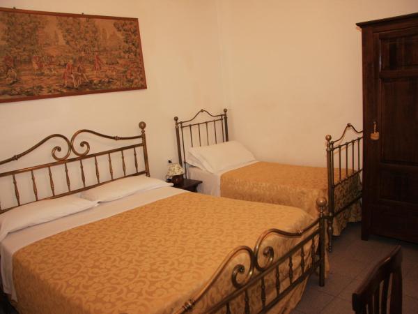 Hotel Morlacchi : photo 4 de la chambre chambre triple