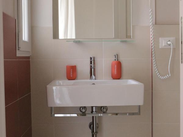 SoleLuna Fiera 6 Rooms : photo 7 de la chambre chambre double avec salle de bains privative