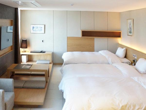 Rian Hotel : photo 10 de la chambre chambre triple de luxe avec baignoire