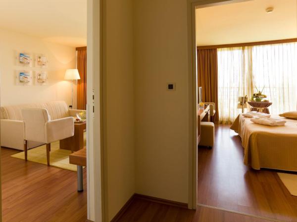 Hotel Umag Plava Laguna : photo 9 de la chambre suite avec balcon - côté parc