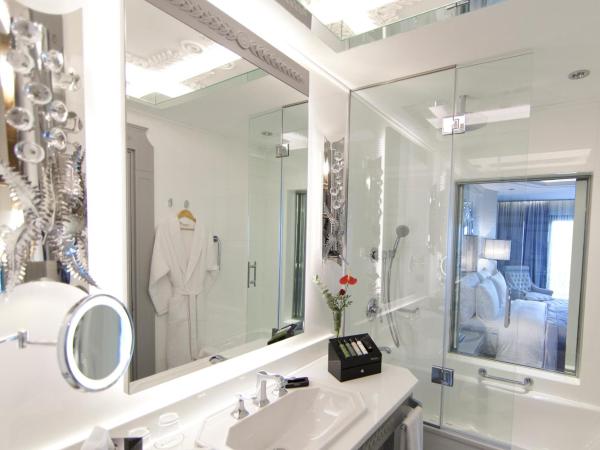 Wyndham Grand Istanbul Kalamış Marina Hotel : photo 8 de la chambre chambre king deluxe- vue partielle sur mer