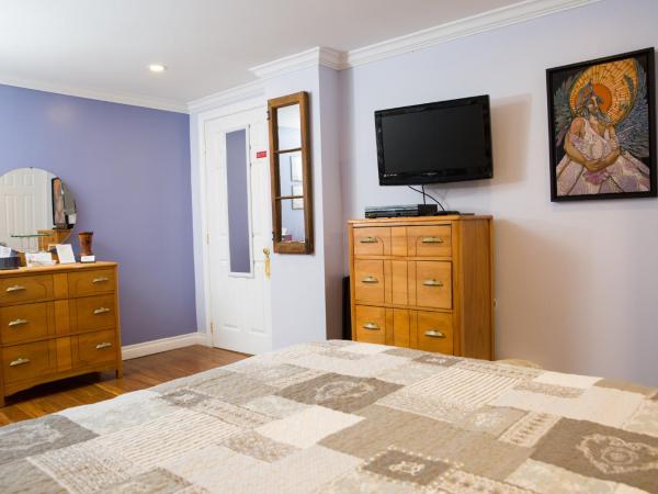 Maison Des Jardins B & B : photo 3 de la chambre chambre lit queen-size standard avec salle de bains privative