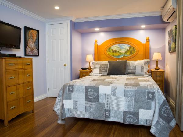 Maison Des Jardins B & B : photo 1 de la chambre chambre lit queen-size standard avec salle de bains privative