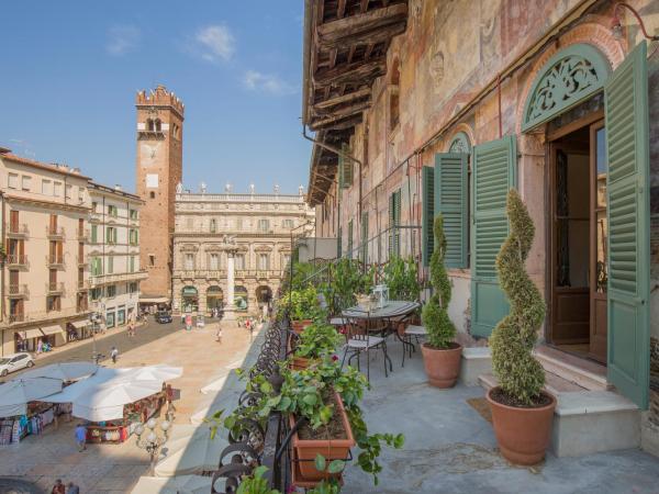 Corte Realdi Suites Piazza Erbe : photo 8 de la chambre appartement 2 chambres supérieur avec terrasse - vue sur ville