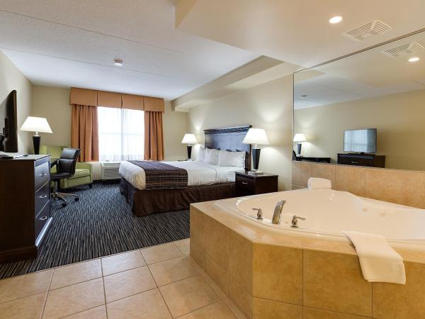 Country Inn & Suites by Radisson, Niagara Falls, ON : photo 2 de la chambre suite lit king-size avec baignoire spa