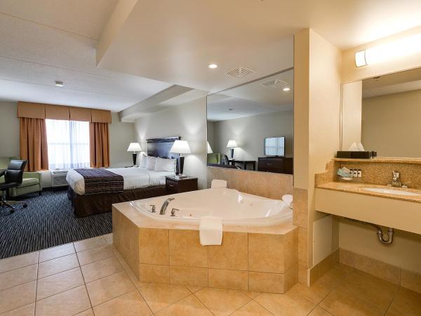 Country Inn & Suites by Radisson, Niagara Falls, ON : photo 5 de la chambre suite lit king-size avec baignoire spa