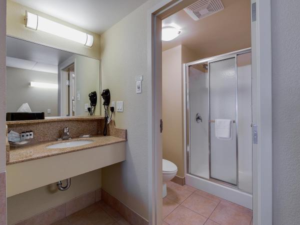 Country Inn & Suites by Radisson, Niagara Falls, ON : photo 4 de la chambre suite lit king-size avec baignoire spa