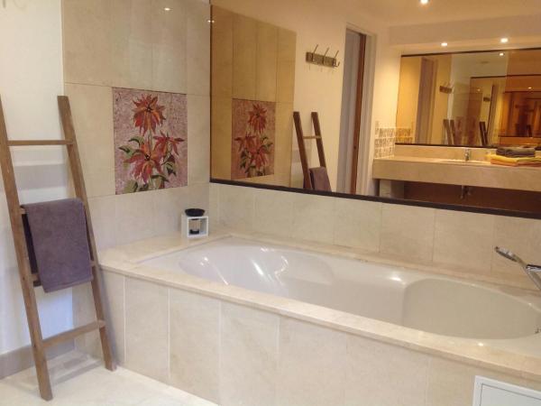 Villa Le Clos Fleuri : photo 4 de la chambre chambre double avec salle de bains privative