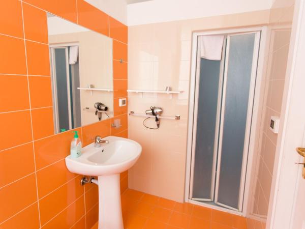 A Casa di Amici : photo 6 de la chambre chambre triple avec salle de bains privative