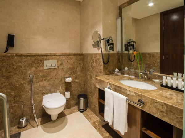 Golden Tulip Media Hotel : photo 4 de la chambre chambre lit king-size deluxe (transferts gratuits vers la plage et certains centres commerciaux - 20 % de réduction sur la nourriture et les boissons & spa)