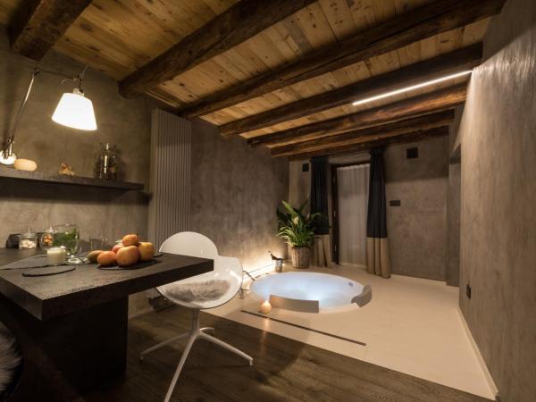 Relais Bondaz : photo 5 de la chambre suite lit king-size avec baignoire spa