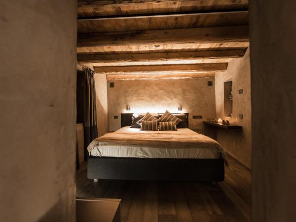 Relais Bondaz : photo 9 de la chambre suite lit king-size avec baignoire spa