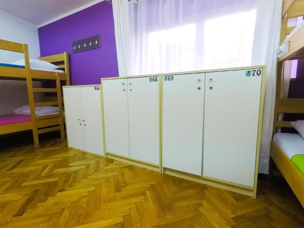 Whole Wide World Hostel : photo 2 de la chambre lit simple dans dortoir de 8 lits