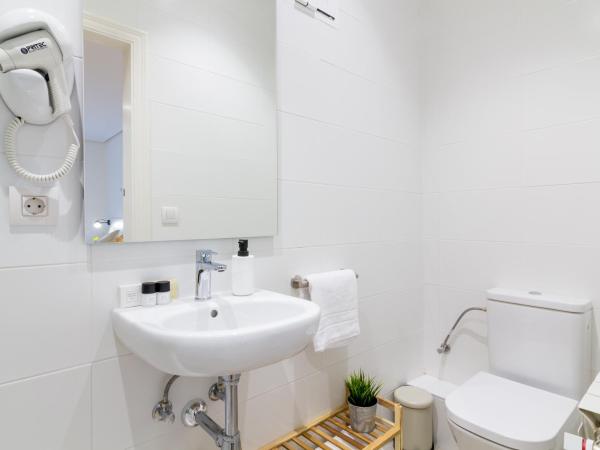 Pensión Buenpas : photo 1 de la chambre chambre double de luxe avec lit d'appoint et salle de bains privative