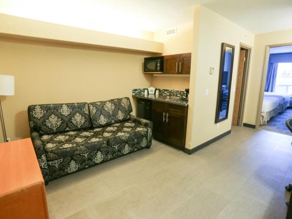 Days Inn by Wyndham Calgary Airport : photo 2 de la chambre suite familiale avec deux lits queen-size - non-fumeurs