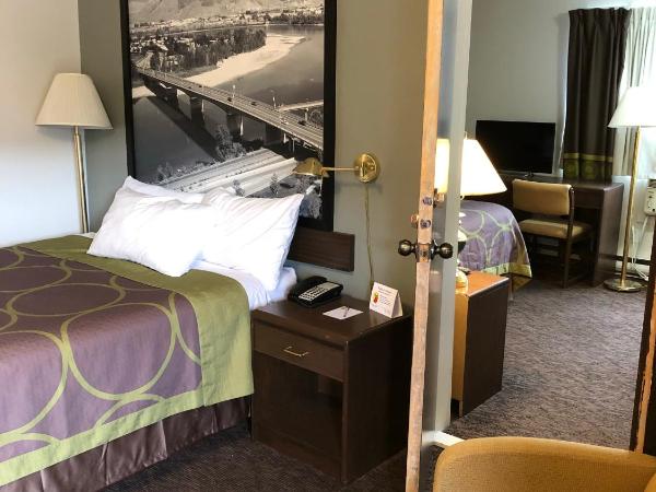 Super 8 by Wyndham Kamloops East : photo 2 de la chambre suite lit queen-size deluxe