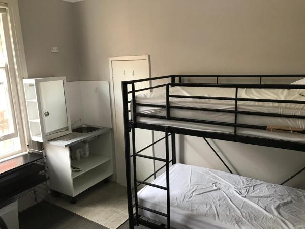 Manly Bunkhouse : photo 2 de la chambre lit dans dortoir mixte de 5 lits avec salle de bains privative