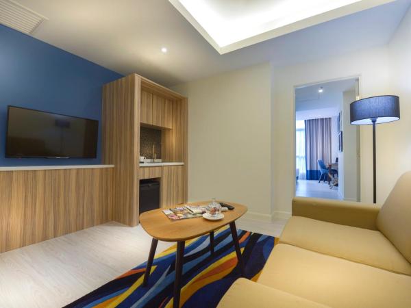 Mercure Kota Kinabalu City Centre : photo 6 de la chambre suite lit king-size