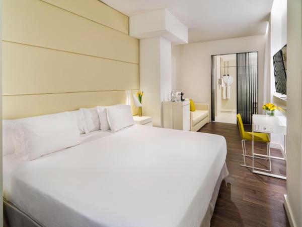 H10 Urquinaona Plaza : photo 5 de la chambre chambre familiale (2 adultes et 2 enfants)