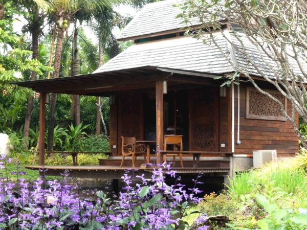 Baansuwanburi - บ้านสุวรรณบุรี : photo 5 de la chambre chambre lit queen-size - vue sur Étang et piscine