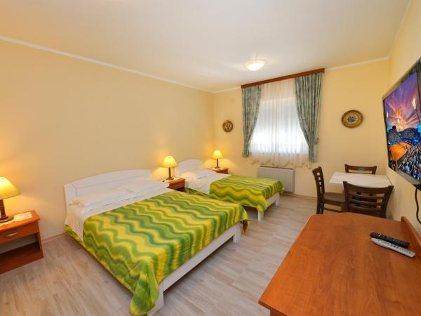 Bed and breakfast Julia : photo 7 de la chambre chambre triple classique