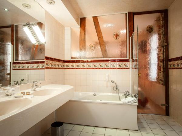 Hotel Beaucour : photo 10 de la chambre suite avec baignoire balnéo ou douche