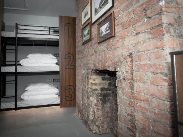 PubLove @ The Crown, Battersea : photo 7 de la chambre lit en dortoir mixte de 9 lits avec salle de bains commune
