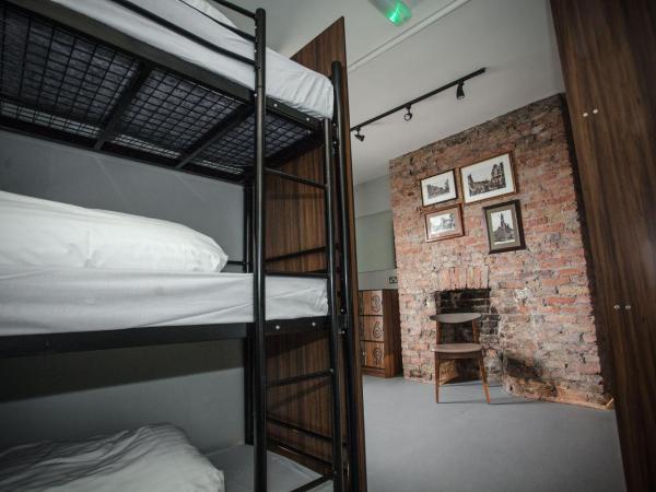 PubLove @ The Crown, Battersea : photo 2 de la chambre lit en dortoir mixte de 9 lits avec salle de bains commune