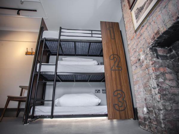 PubLove @ The Crown, Battersea : photo 3 de la chambre lit dans dortoir mixte de 3 lits avec salle de bains commune